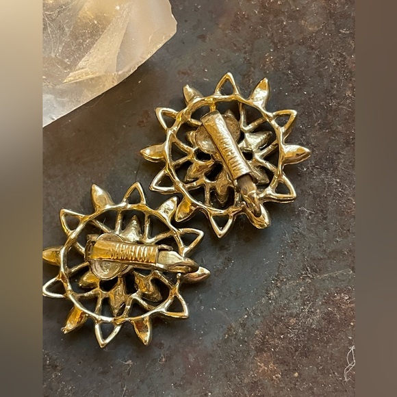 Vintage 60’s SARAH COV Flower Power Earrings / Sun Flower Clip on Earrings Gold - Picture 8 of 9